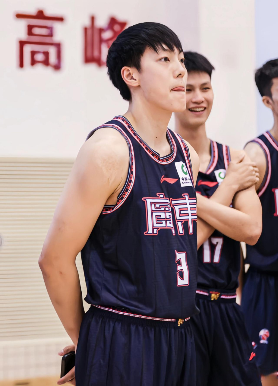 关于赛地聚焦——CBA季后赛清晨热度飙升；广东宏远战术微调；球迷炸锅；赛程密集仍需轮换的信息-爱游戏入口